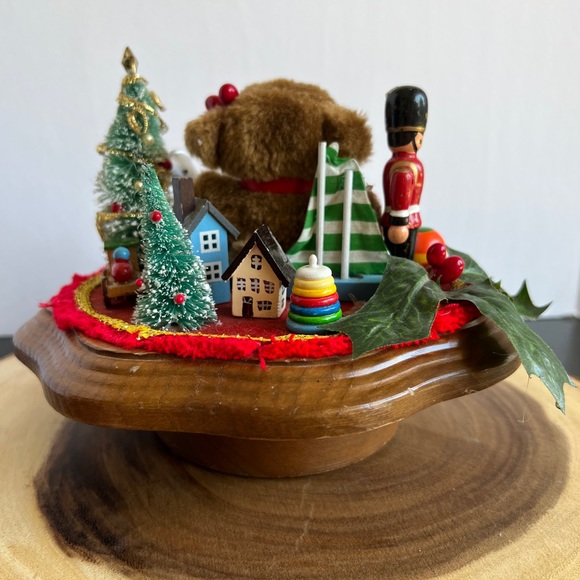 Schmid 1984 CHRISTMAS EVE Music Box Wood Base & Toys - Picture 4 of 7